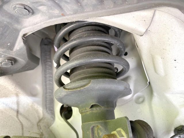 お車を安心してお乗りいただく為には、足回りの定期点検が欠かせません。サービスサポート（有償保証）では無料点検もご提供しており、安心のカーライフをお過ごしいただけるサポート体制が整っています。