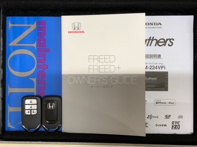 スマートキーは鍵をバッグに入れたままでもドアロックの開閉やエンジンのON・OFFができます。夜間や雨の日も鍵を探さなくて良いので便利です。