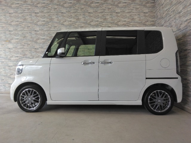 オプションになりますが、ボディーコーティングもご用意しております。新車の輝きに近づき、洗車などのお手入れも楽になりますよ。
