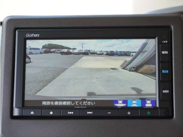リバース連動リアカメラ付で車庫入れも安心。雨の日や夜間もストレスなく運転していただけます。