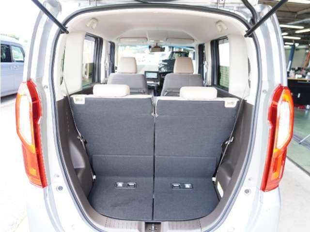 定員乗車時のラゲッジスペースです。お買い物などの普段使いには十分な容量ですね。