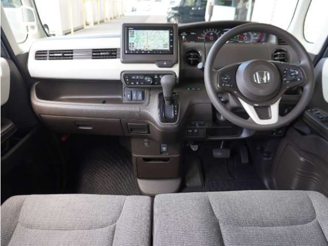 視界広々で非常に運転しやすくロングドライブでも疲れを感じさせないすっきりとまとまったインパネ周りです。
