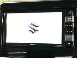 【純正ナビ】人気の純正ナビを装備しております。ナビの使いやすさはもちろん、オーディオ機能も充実！キャンプや旅行はもちろん、通勤や買い物など普段のドライブも楽しくなるはず♪