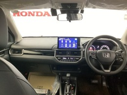 視認性のよいインパネ周りです。操作スイッチやカップホルダーも使いやすい位置に配置されています