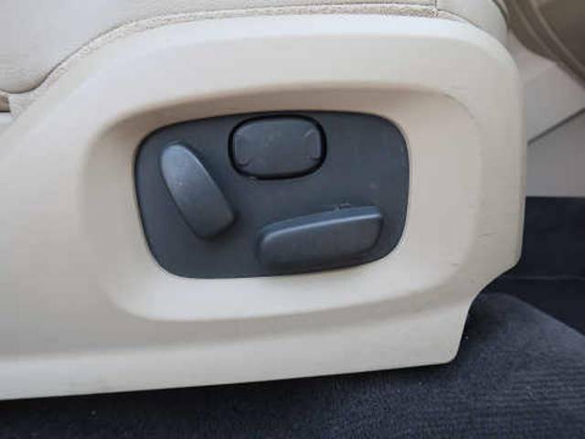 ◆パワーシート『電動パワーシートですので運転中のシート調節も安全に行えます。微調整も可能ですのであなただけのドライビングポジションを実現します。』