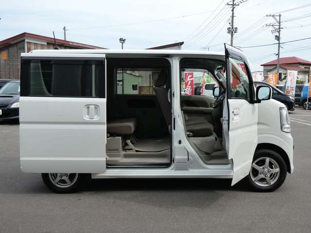両面スライドドアとなっております！狭い場所に駐車した時に安心して横にスライドして乗り降りできますよ！