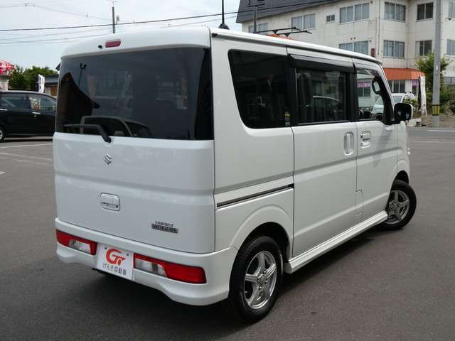 後席の窓ガラスはプライバシーガラスになっています。車内を見えづらくすることでプライバシー保護に役立ち、なおかつ冷房の効果を高めてくれる効果もあります！