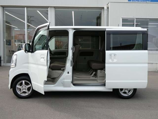 両面スライドドアとなっております！狭い場所に駐車した時に安心して横にスライドして乗り降りできますよ！