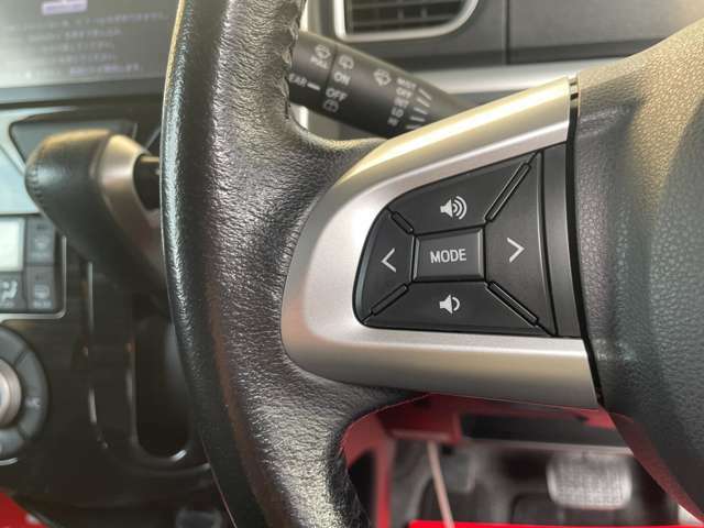 ステアリングリモコンスイッチはハンドルに装備されているリモコンで、運転中でもオーディオ類の操作が感覚だけでできます♪