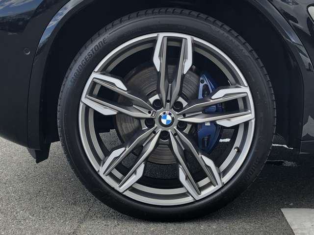 BMW純正21インチホイール。洗練されたデザインで、足元の個性を引き立てます。