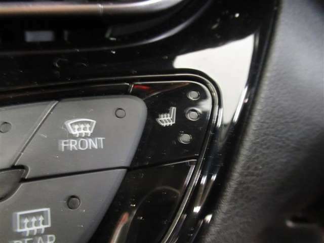 運転席のシートにヒーター機能が付いています　お手元のスイッチでシートが温かくなります　冬などにはとても快適な装備のひとつです