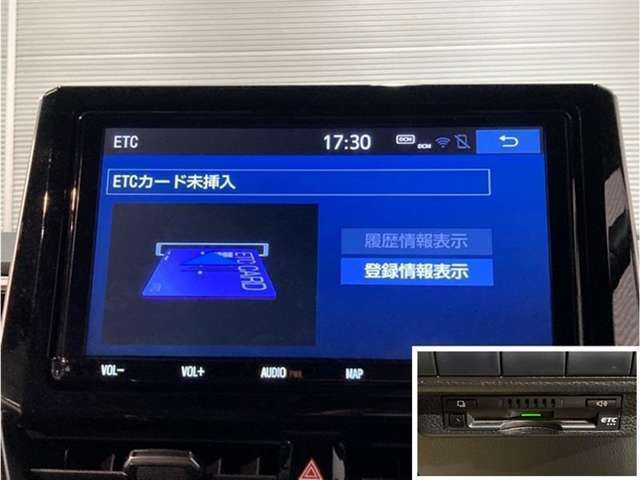 ナビ画面連動のETC付きです。高速道路料金所での小銭の出し入れや雨天時における窓の開け閉めなどの煩わしさが解消できます。料金所の通過もスムーズで快適ですよ。
