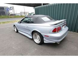 フロント245/40ZR18、リヤ275/35ZR18（前後とも国産タイヤ
