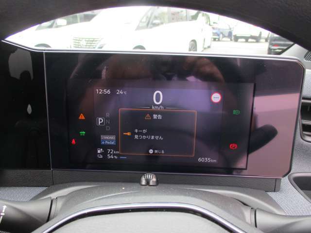メーター中央に、様々な車両情報を表示してくれる、ディスプレイがついています。