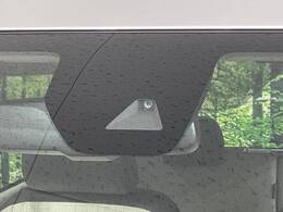 【三菱e-Assist】走行中に前方の車両等を認識し、衝突しそうな時は警報とブレーキで衝突回避と被害軽減をアシスト。より安全にドライブをお楽しみいただけます。