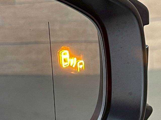 【ブラインドスポットモニター】搭載しております。隣の車線を走る車両をレーダーで検知し、死角エリアの車両の存在をお知らせし