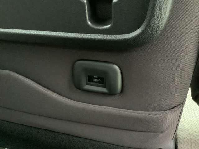 後部座席でスマホの充電も出来るUSBポート付き。