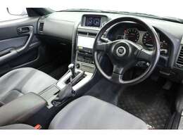 ATモデルのR35は完成されたデザインで、進化した走行性能を楽しむモデルというようなイメージですが、R34はMT操作にてGT-Rの走行性能や運転する楽しさを直に楽しむことが出来る魅力的なモデルでございます。