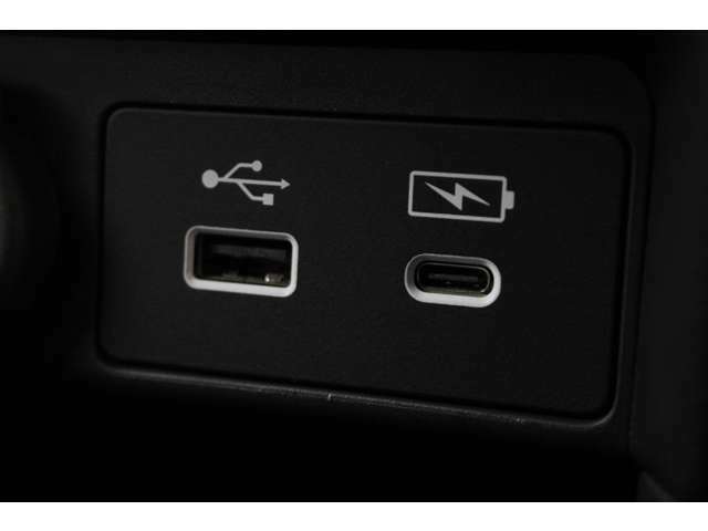 USBジャックも搭載。車内で音楽再生だけではなくスマートフォン等の機器へ充電可能です♪