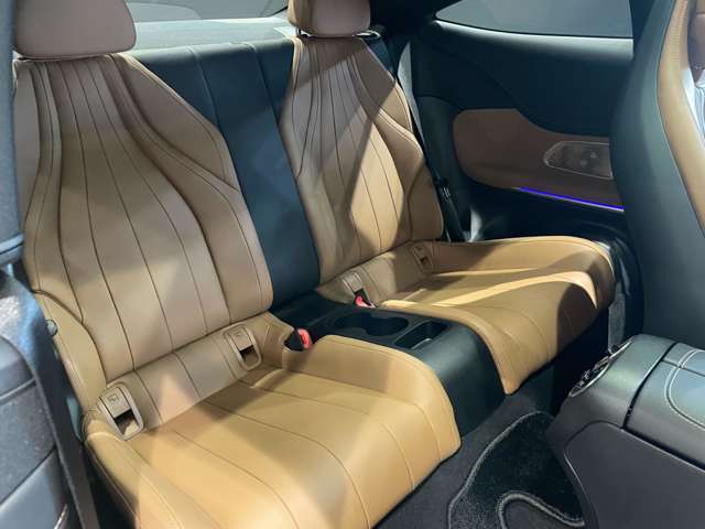 車両は屋内展示しておりますので天候に関係なくごゆっくりコンディションご確認頂けます。車両を倉庫へ保管している場合が御座いますのでご来店前に在庫確認頂けると幸いです。TEL072-784-8800