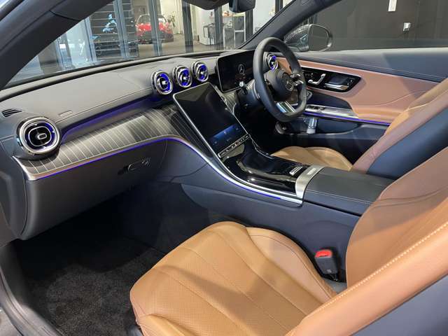 車両は屋内展示しておりますので天候に関係なくごゆっくりコンディションご確認頂けます。車両を倉庫へ保管している場合が御座いますのでご来店前に在庫確認頂けると幸いです。TEL072-784-8800