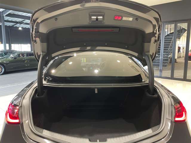 車両は屋内展示しておりますので天候に関係なくごゆっくりコンディションご確認頂けます。車両を倉庫へ保管している場合が御座いますのでご来店前に在庫確認頂けると幸いです。TEL072-784-8800