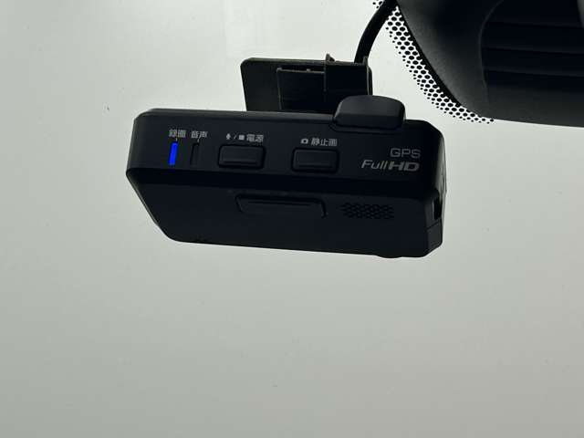 【ドライブレコーダー】映像・音声などの運転中の記録を残します。事故などを起こした起こされた時の証拠になりえますので、もしも時でも安心ですね。