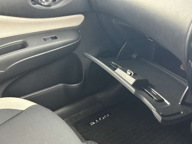 【グローブボックス】車検証ケースや、日頃使う小物類の収納に便利ですね！