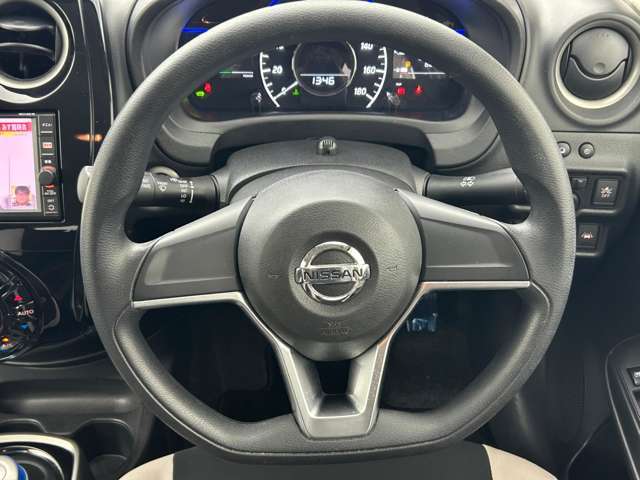 【ハンドル】軽い力で扱いやすいハンドルです。目立つ傷やスレなどなく綺麗な状態です！除菌プランいれていただくとさらに快適に！清潔なお車はお子様にも安心ですね！