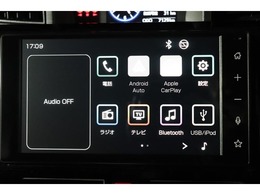 純正ディスプレイオーディオを装備。Bluetooth対応でお手持ちのスマートフォンからお気に入りの音楽の再生も可能。