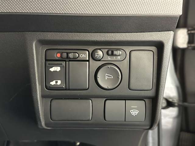 片側電動スライドドア装備車です。