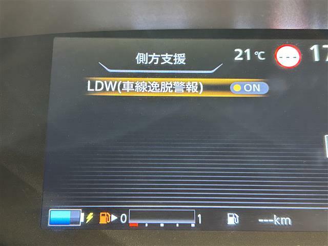 【車線逸脱警報システム（LDW）】車線を外れそうになると、警報ブザーと画面表示で注意を促します。さらに車線逸脱防止支援機能がブレーキを短時間制御し、クルマを車線内に戻すサポートを行います。