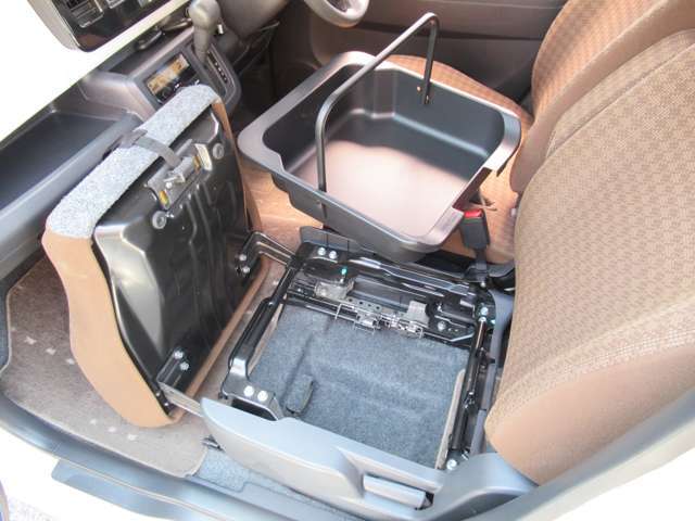 助手席下には便利な収納スペースがあります♪♪ 車検証など入れておく場所にもなりますので、グローブボックスを犠牲にする事が減ります♪♪