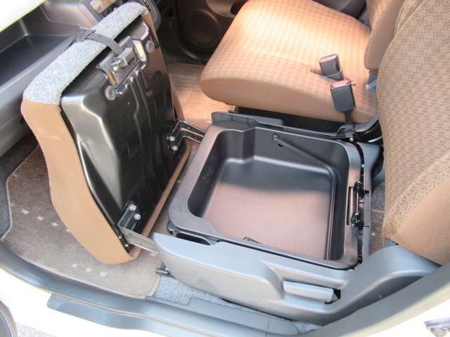 助手席下には便利な収納スペースがあります♪♪ 車検証など入れておく場所にもなりますので、グローブボックスを犠牲にする事が減ります♪♪