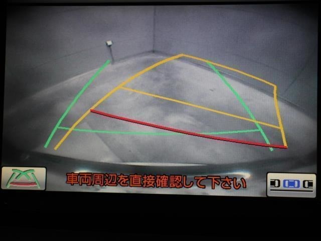 車庫入れや縦列駐車などの際に、後退操作の参考になるガイドラインをモニター画面に表示します。