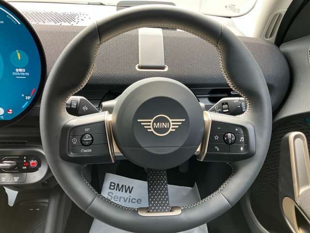 ステアリングに配置しているスイッチで、オーディオのボリュームやラジオの選局が出来ます。ハンドルを離すことなく、快適にオーディオを操作できます。