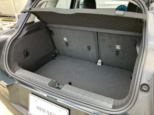 【トランクルーム】全面をファブリック処理し荷物に傷がつくのを防ぎます。ラゲージルーム照明を装着。背もたれをほぼ水平まで倒すことが出来ます。大きな荷物の収納にも便利です。