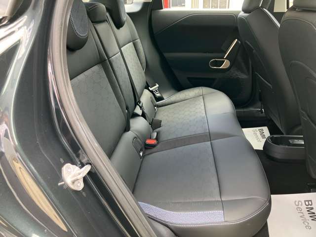 コンパクトで愛嬌のあるMINIで御座いますが、後席も意外と広く、シートは少し奥が下がっているため、ヘッドクリアランスも十分に確保されております。