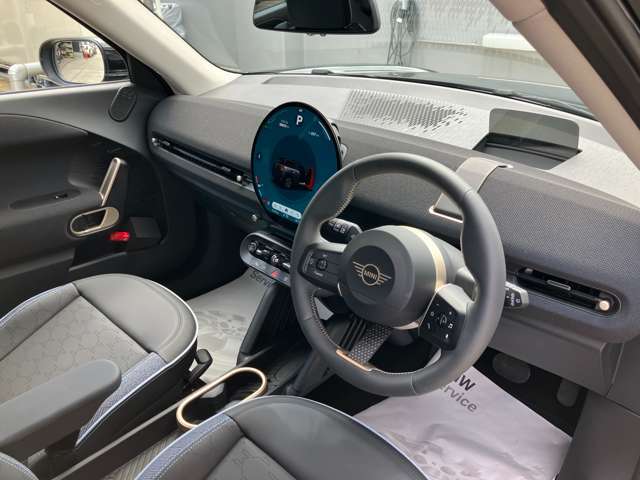 車内全体を取り巻く様なアンビエントライトを追加装備で夜のドライブにおいて上質で居心地のよい空間をつくりだすことができます。その日の気分に合わせてお好みで選択する事が可能です。