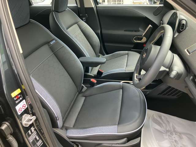 室内は大変綺麗に扱われており、タバコも吸われていない為、車両以外の臭いは感じられません。禁煙車両をご希望の方はこちらのお車をお奨め致します。