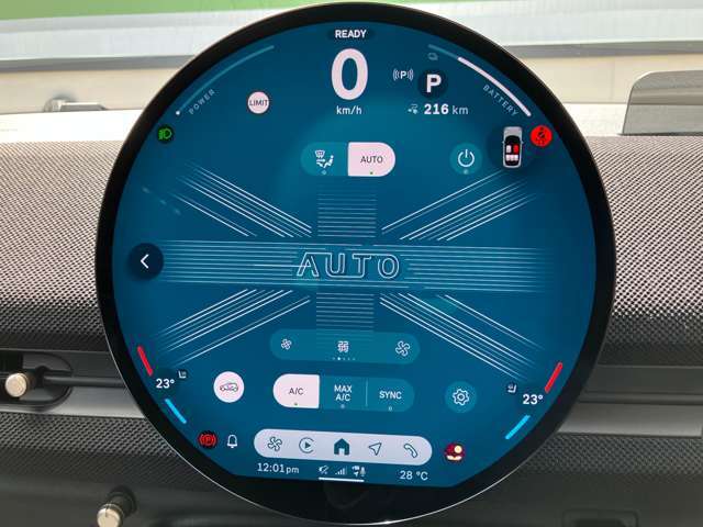 オートエアコン搭載、左右の座席でそれぞれ温度設定が可能です
