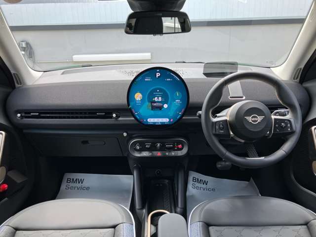 車内全体を取り巻く様なアンビエントライトを追加装備で夜のドライブにおいて上質で居心地のよい空間をつくりだすことができます。その日の気分に合わせてお好みで選択する事が可能です。