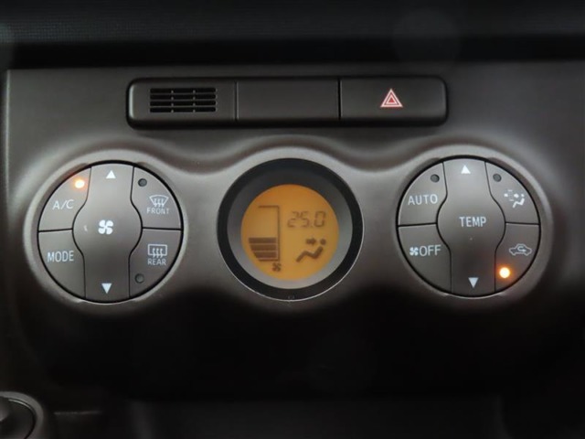 ★エアコンはオートタイプが装着済みです！オートモードにしておけば、車内温度を設定するだけで風の料や吹き出し口の切り替えを機械が行ってくれます！一年中快適な環境を作れますよ♪