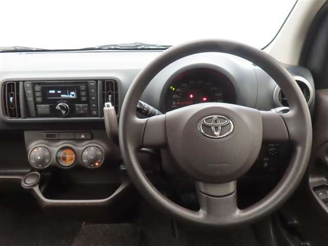 スタイリッシュなインパネ周りです！運転の際、常に目にする部分は、シックにまとめた飽きの来ないデザインが人気です！