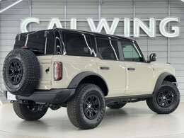 丸みを帯びながらも全体的にはスクエアなシルエットは、現行Gクラスやディフェンダーとも通じるデザインテイストで人気が高いのも頷けますね！