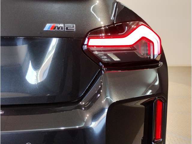 BMWの伝統の丸目4灯ヘッドライトでございます。LEDライトで視認性もよく明るく安全性の向上につながります。