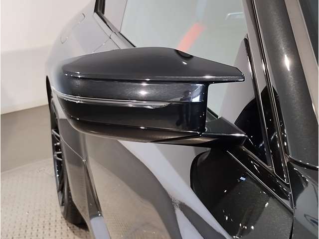 BMWのミラーは車種によって異なりますがレーンチェンジウォーニングが装備されております。詳しくは当店スタッフまでお問い合わせくださいませ。