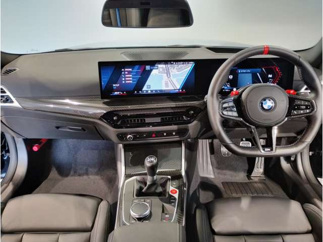 BMWの運転席はドライバーオリエンテッドという構造を採用。ドライバー目線の操作がしやすい設計になっており、ドライブ中にも目線の移動が少なく運転中にも簡単に操作ができます。