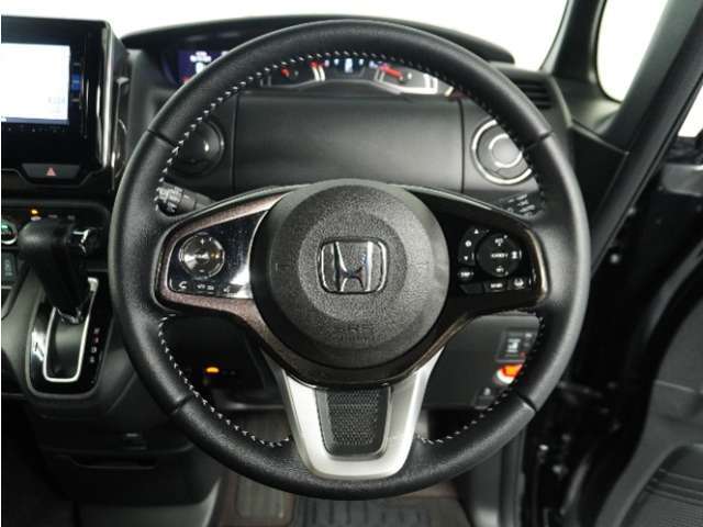 【Honda SENSING】 カメラ等装置で精度の高い検知能力を発揮、安全運転を支援します。ステアリング上のコントローラーに注目！