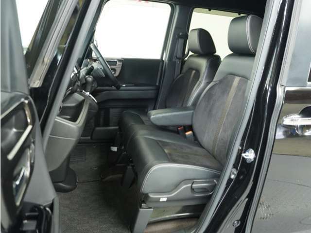 運転席と助手席は足元が繋がっているので自由に行き来しやすいので駐車場が狭いときでも助手席側からスムーズに乗り降りできて便利！